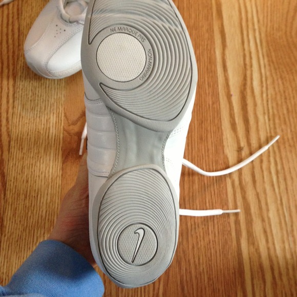 White nikes - Picture 3 of 4