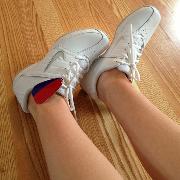 White nikes - Picture 4 of 4