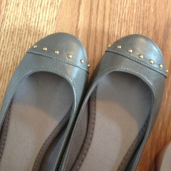Grey stud flats - Picture 1 of 3