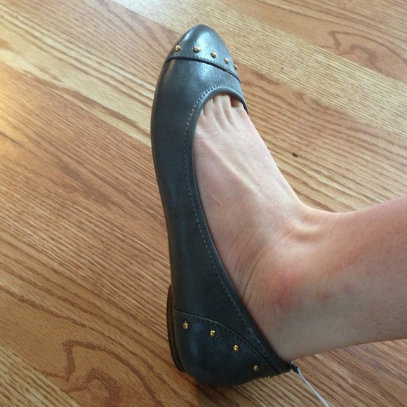 Grey stud flats - Picture 3 of 3