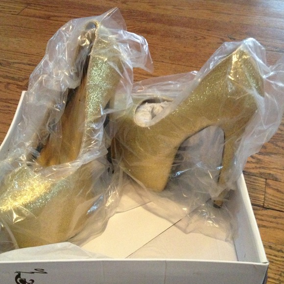 BRAND NEW GOLD GLITTER PLATFORM'S🔥👠👠👠🔥🔥 - Picture 2 of 3