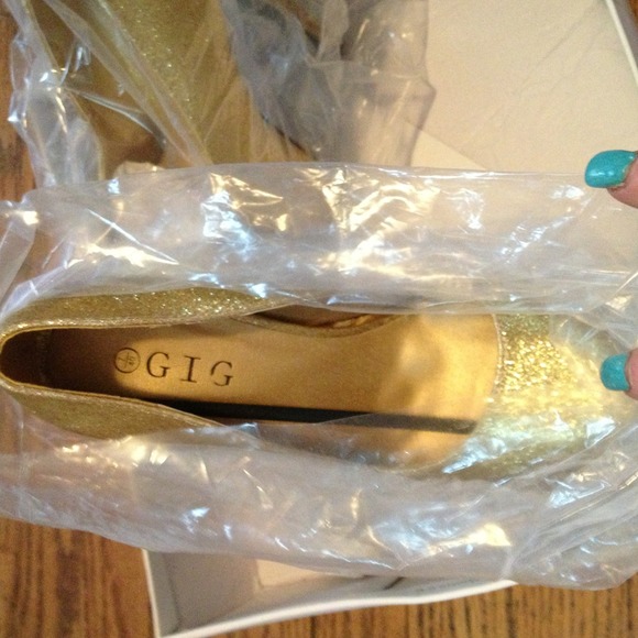 BRAND NEW GOLD GLITTER PLATFORM'S🔥👠👠👠🔥🔥 - Picture 3 of 3