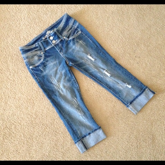 💜Traded💜Distressed Jean Capris Sz 5💜💜💜