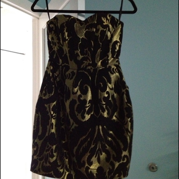 Black and gold statement making dress! - Picture 2 of 2