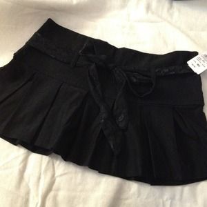 NEW!! Pleated skirt with lace belt
