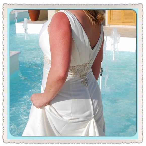 🎉🎉Host Pick.🎉🎉 Wedding dress - Picture 3 of 4