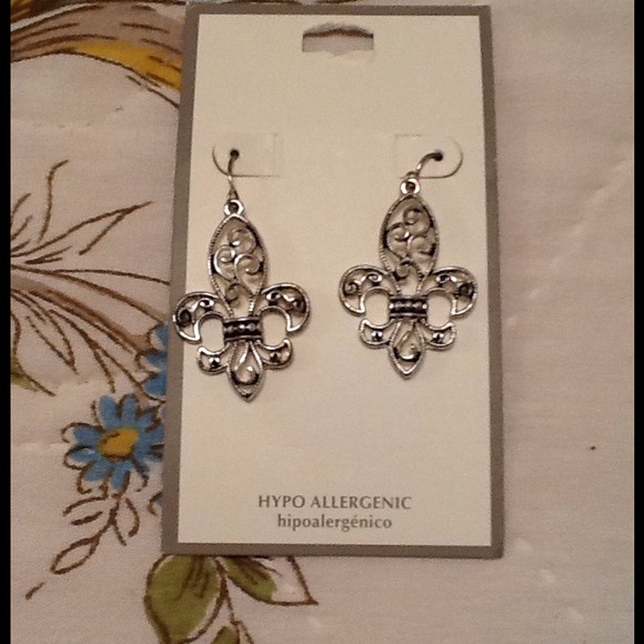 Fleur de lis Earring design - Picture 2 of 2