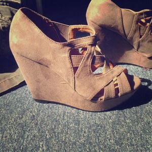 💥Reserved for @cfloyd1981 Taupe Suede wedges!