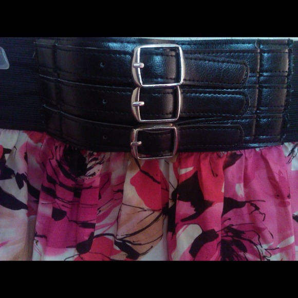 ❌SOLD❌Floral print skirt - Picture 2 of 2