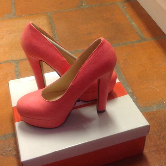 SALE✂✂NEW fuchsia pumps - Picture 2 of 3