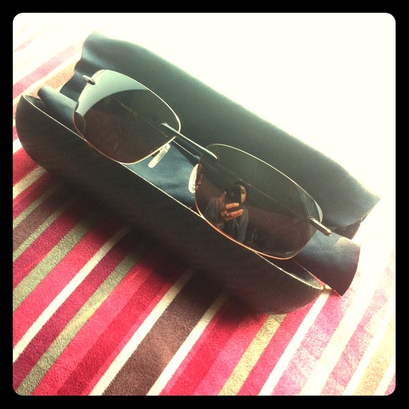 Men's Oakley polarized shades