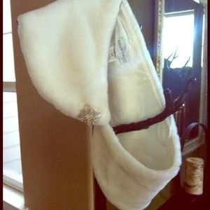 White faux fur shawl w/ optional pin