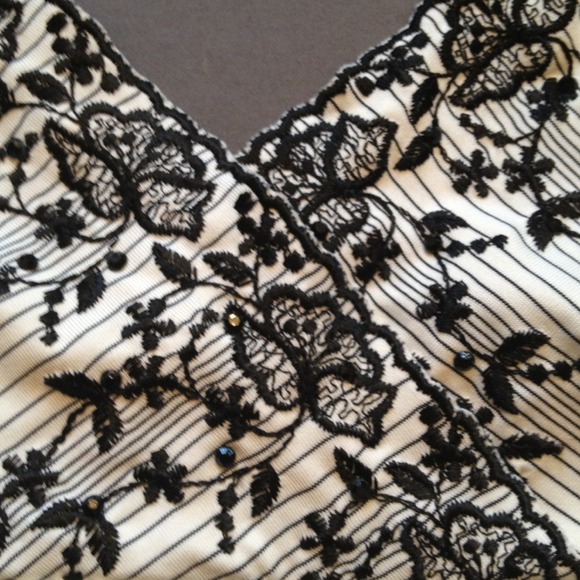 ❌⭕SOLD⭕❌Express embroidered top. Cut - Picture 2 of 4