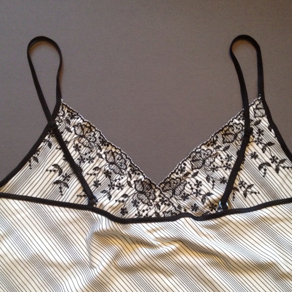 ❌⭕SOLD⭕❌Express embroidered top. Cut - Picture 3 of 4