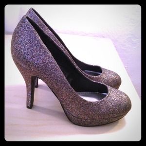 Multicolored pumps