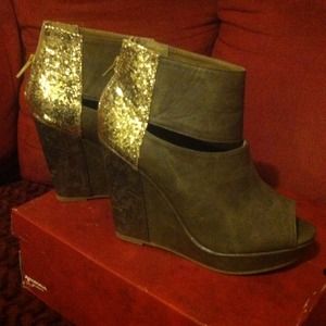 Arizona peep toe wedges