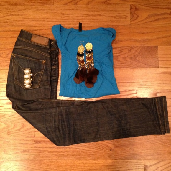 Unwashed slim jeans with a basic blue top