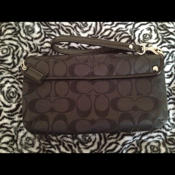 100%authentic signature coach clutch - Picture 3 of 4