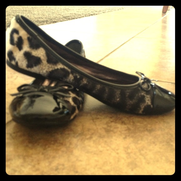BLACK AND WHITE CHEETAH PRINT FLATS