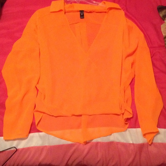 Tops - Cute neon top from Windsor