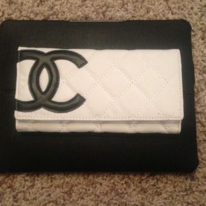 Classic Chanel wallet 🔐 on HOLD.