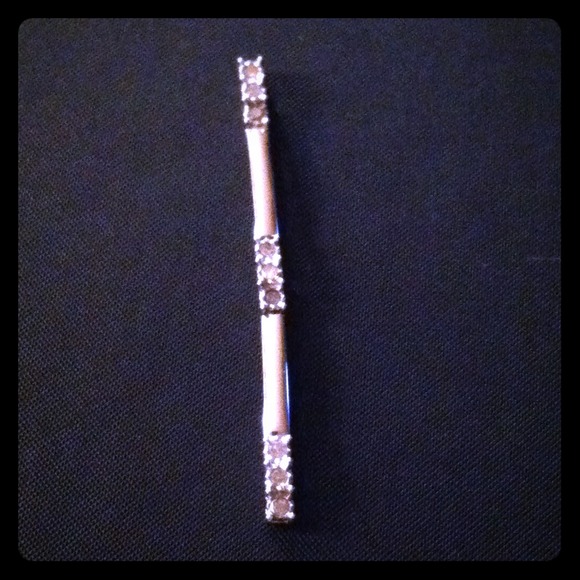 🎉SOLD🎉 10k white gold w/ 9 diamonds pendant ♥