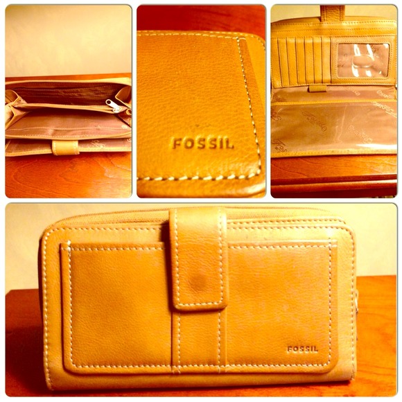 ✨REDUCED✨Chestnut Fossil Clutch Wallet👛