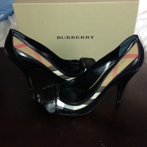 Burberry buckle front pumps sz 38.5