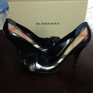 Burberry buckle front pumps sz 38.5