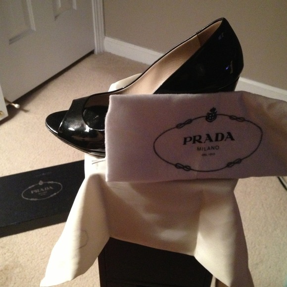 ๐ ๐ HPx3๐ ๐ PRADA Patent Leather Heel w/ a 'CURVE - Picture 2 of 4