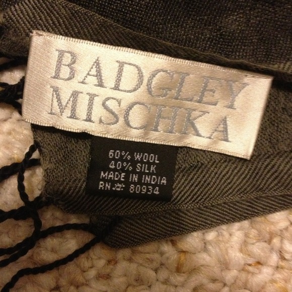 Badgley Mischka scarf shawl - Picture 2 of 3