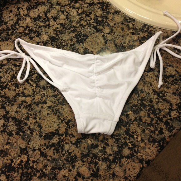 NWOT white VS scrunch bottoms