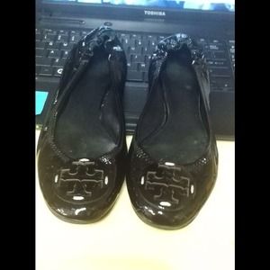 TORY BURCH BLACK PATENT LEATHER FLATS
