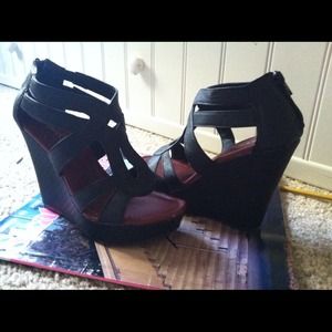 Black hot wedges