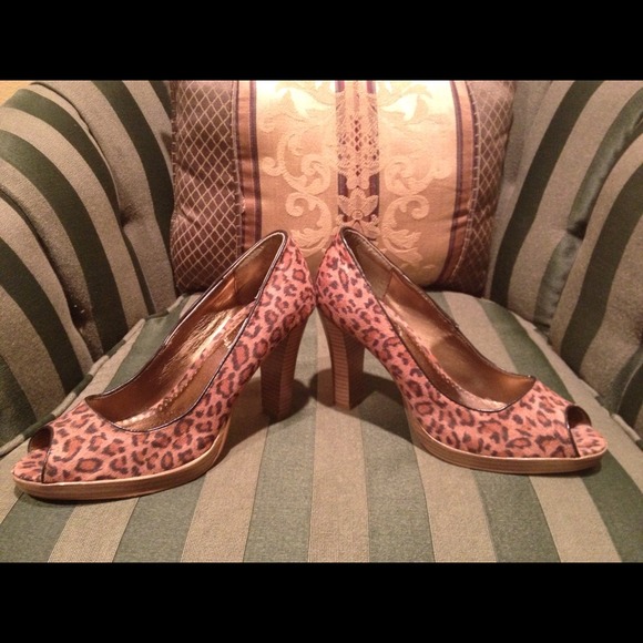 Leopard print peep toe pumps