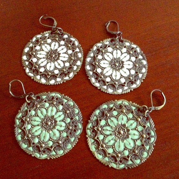 SOLD to @jennybee85 - Flower Pattern Earrings