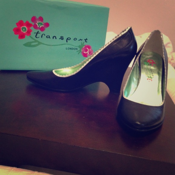 Transport London black w/ white bottom wedge pumps
