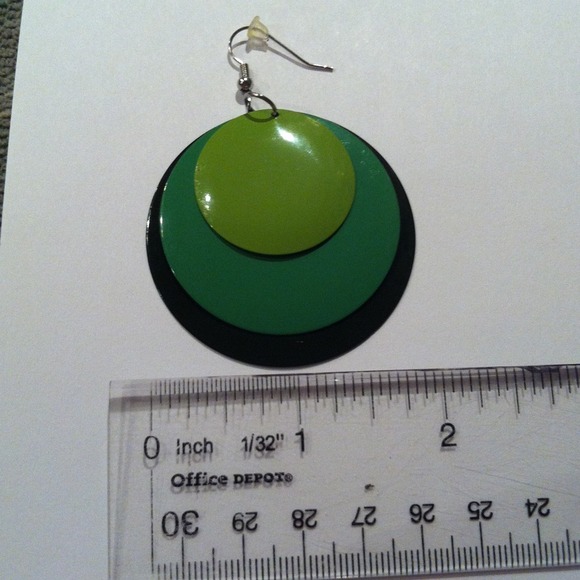 🚫SOLD🚫Color Blocked Green Earrings - Picture 3 of 3