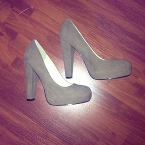 Greyish brown suede pumps.