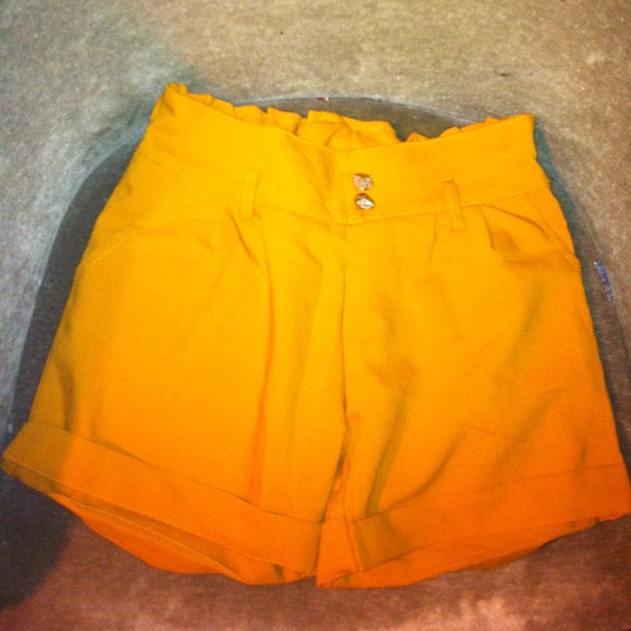 Dresses & Skirts - Highwaisted shorts