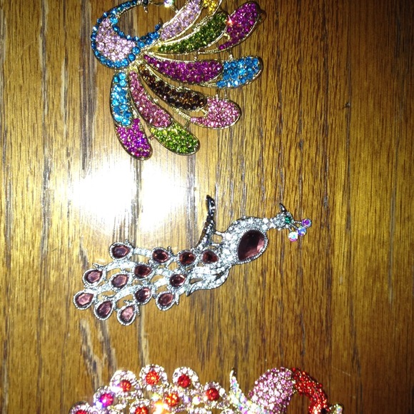 Rhinestone bird pendant or broach