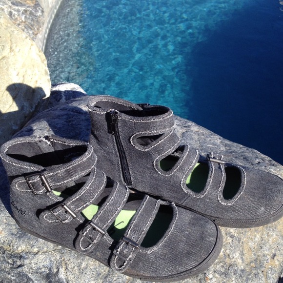 Blowfish canvas buckle shoes
