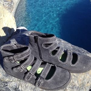 Blowfish canvas buckle shoes