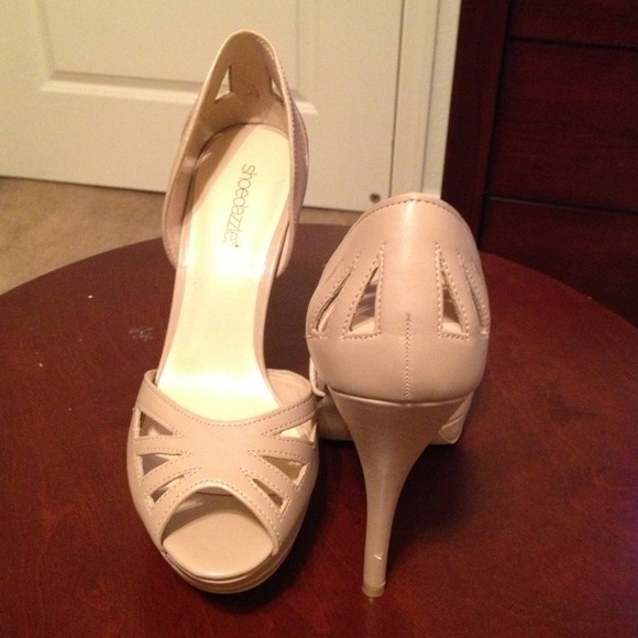 💢💢SOLD💢💢Nude Shoedazzle heels