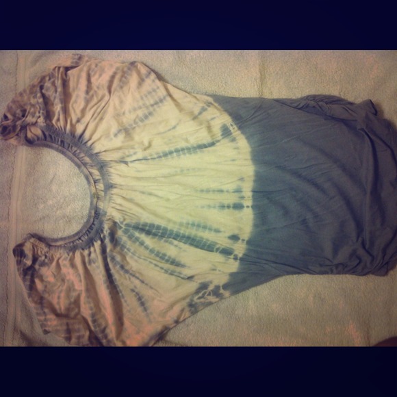 Long sleeveless tie dye blue top