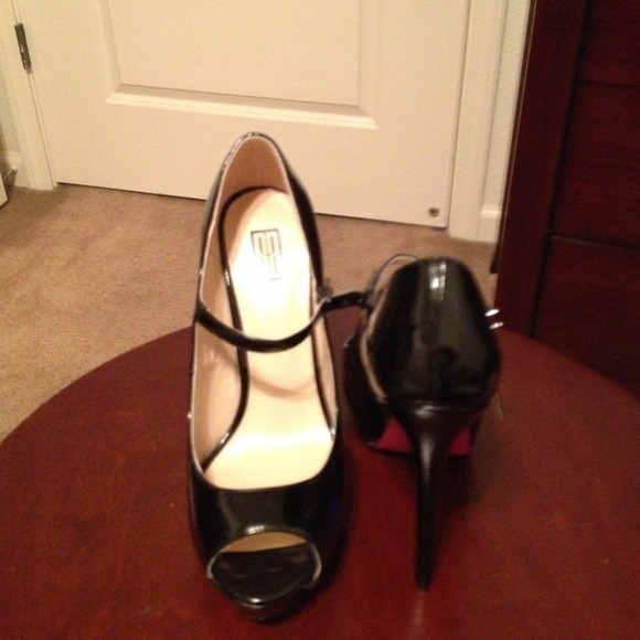 💢💢SOLD💢💢Pink Bottom Shoedazzle Heels