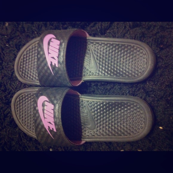 SOLD✨ Nike athletic sliders w/ purple "Nike"