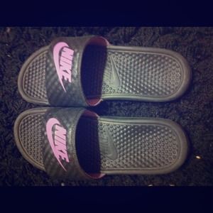 SOLD✨ Nike athletic sliders w/ purple "Nike"