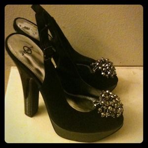 Classy but sexy peep toe heels!