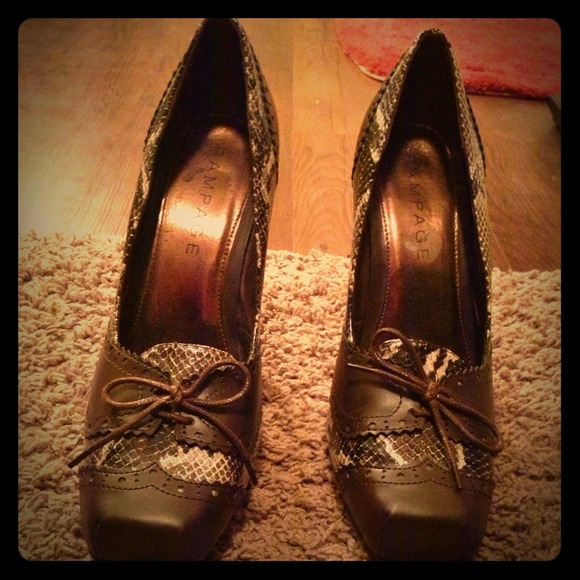 Great pair of brown heels. - Picture 1 of 3